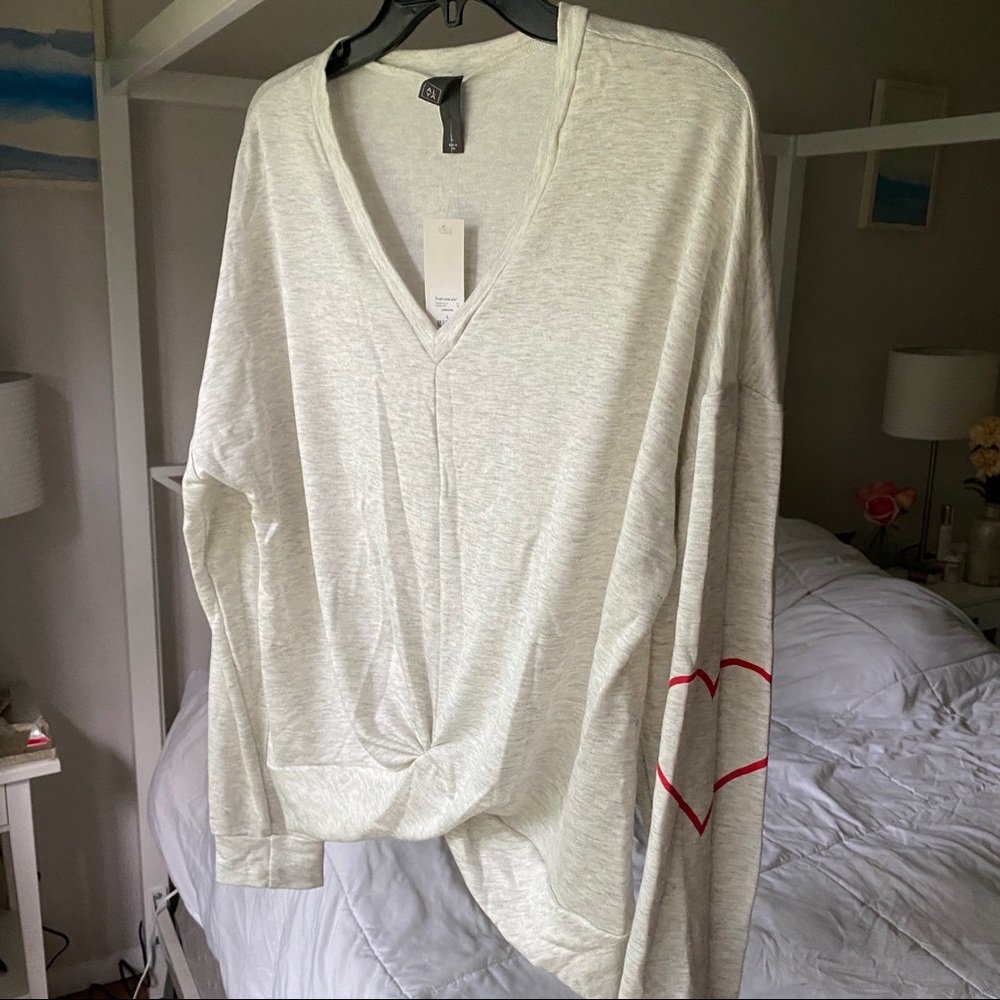 Twist-front Light Grey LS - Heart Detail